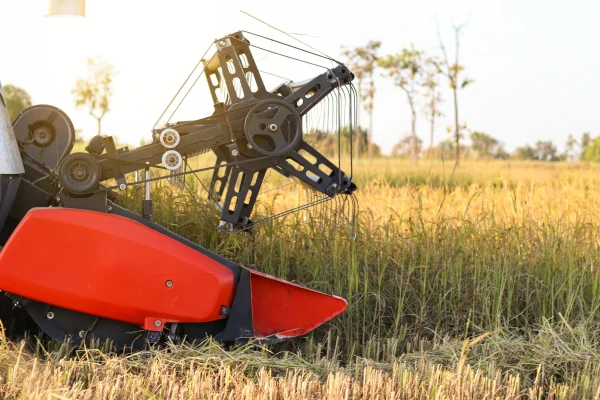 Maszyna rolnicza pracująca na polu